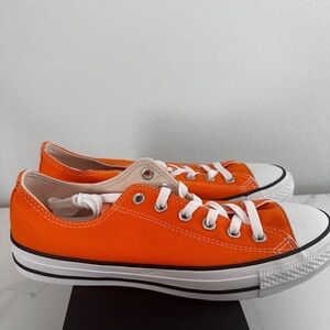 Chuck Taylor All Star Low in Orange Rind